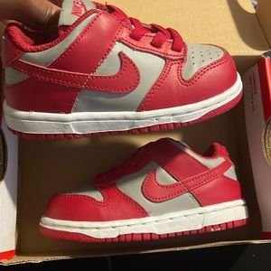 Toddler nike dunk low Medium Grey/varsity red white size 7C